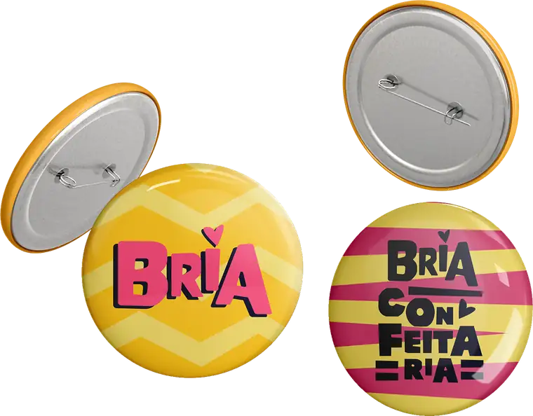 Botões colecionáveis da BRIA em amarelo e rosa com o wordmark