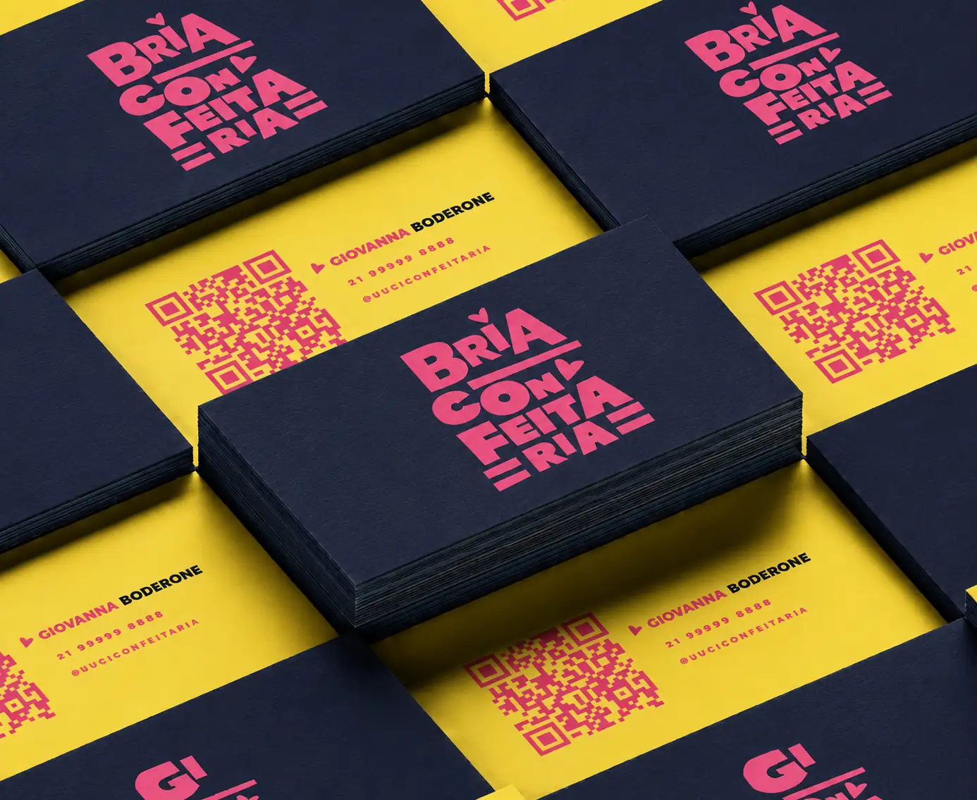 Cartões de visita da BRIA em azul-marinho e amarelo com QR code