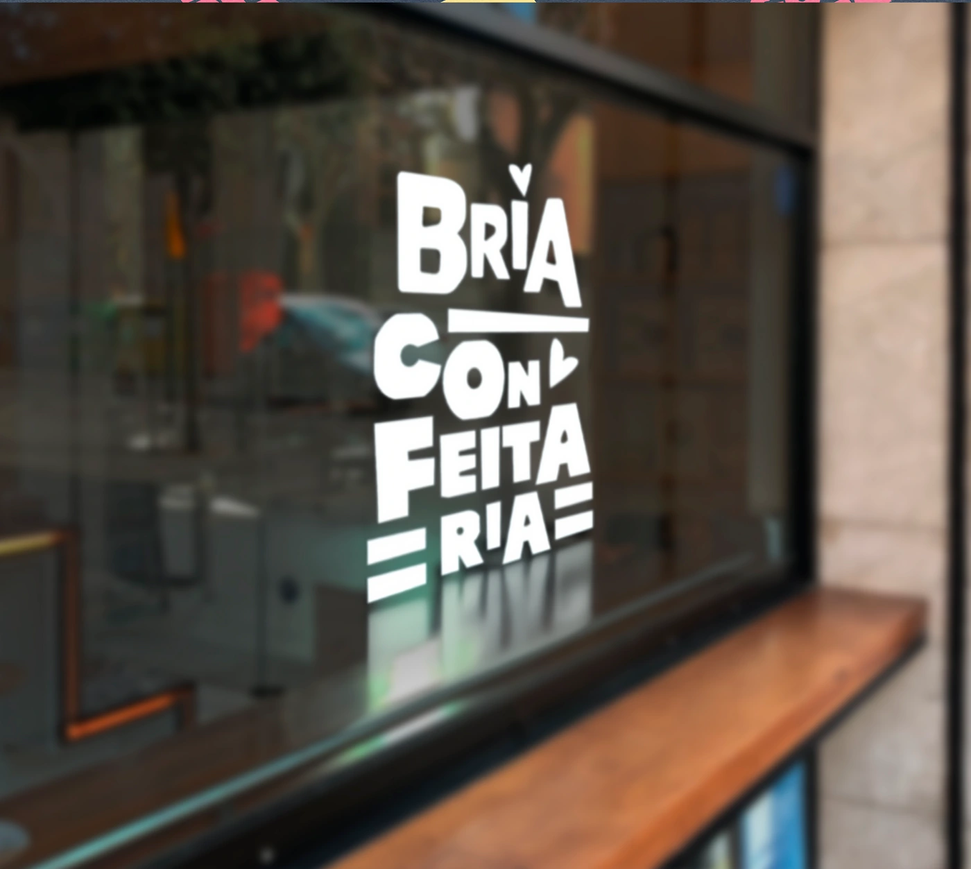 Botões com a identidade visual da Bria Confeitaria