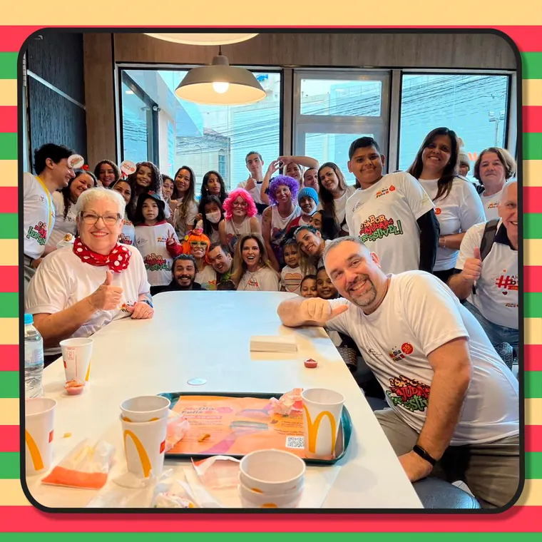 Equipe da campanha na cozinha do restaurante