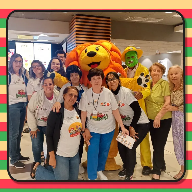 Mascote e equipe no ponto de venda