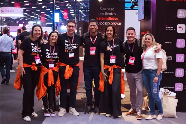 Equipe da Sellbie com sacolas da marca
