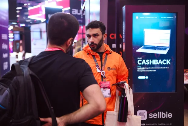 Visitante usando o totem de cashback